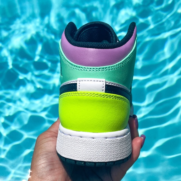 Nike Jordan 1 Mid NWB - Picture 3 of 7